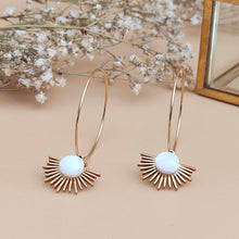 Charger l&#39;image dans la galerie, Boucles d’oreilles La resplendissante nacre blanche

