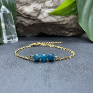 Bracelet doré triperle avec pierres semi-précieuses