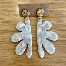 Charger l&#39;image dans la galerie, Boucles d’oreilles Poupette nacre

