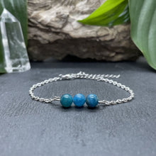Charger l&#39;image dans la galerie, Bracelet argenté triperle avec pierres semi-précieuses
