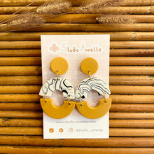 Charger l&#39;image dans la galerie, Boucles d’oreilles Louisette bicolores moutarde
