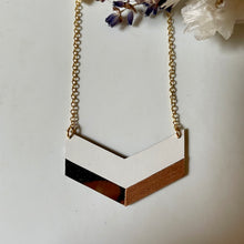Charger l&#39;image dans la galerie, Collier en formica blanc - Do you speak français ?
