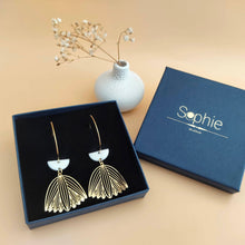Charger l&#39;image dans la galerie, Boucles d’oreilles La malicieuse blanches
