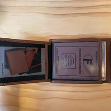 Charger l&#39;image dans la galerie, Portefeuille italien marron foncé
